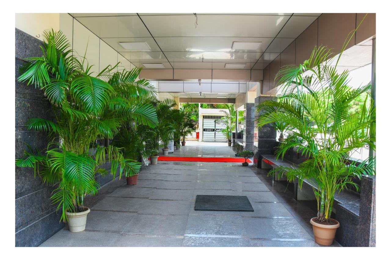 Hotel Sr Tiruchendur Thiruchendur Bagian luar foto