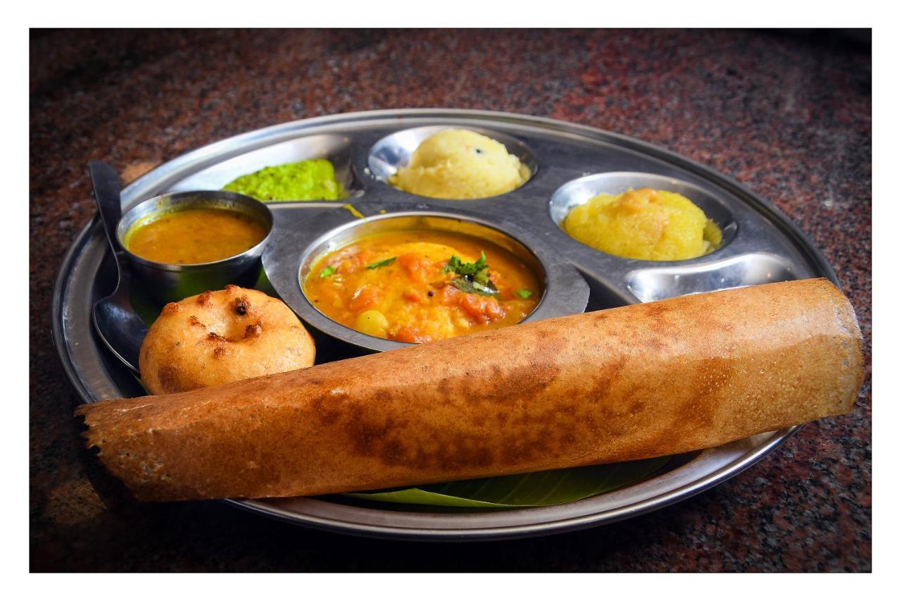Hotel Sr Tiruchendur Thiruchendur Bagian luar foto