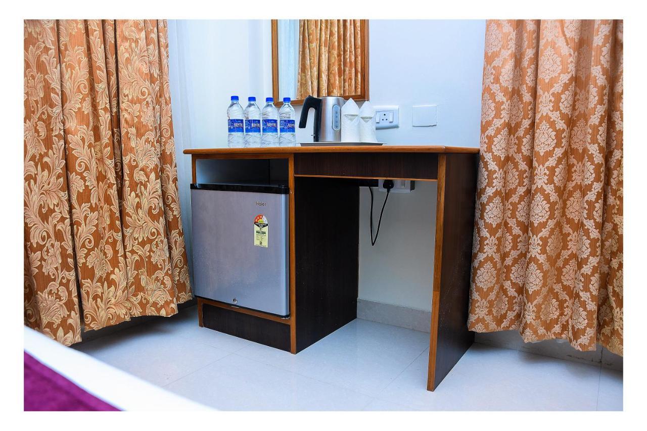 Hotel Sr Tiruchendur Thiruchendur Bagian luar foto