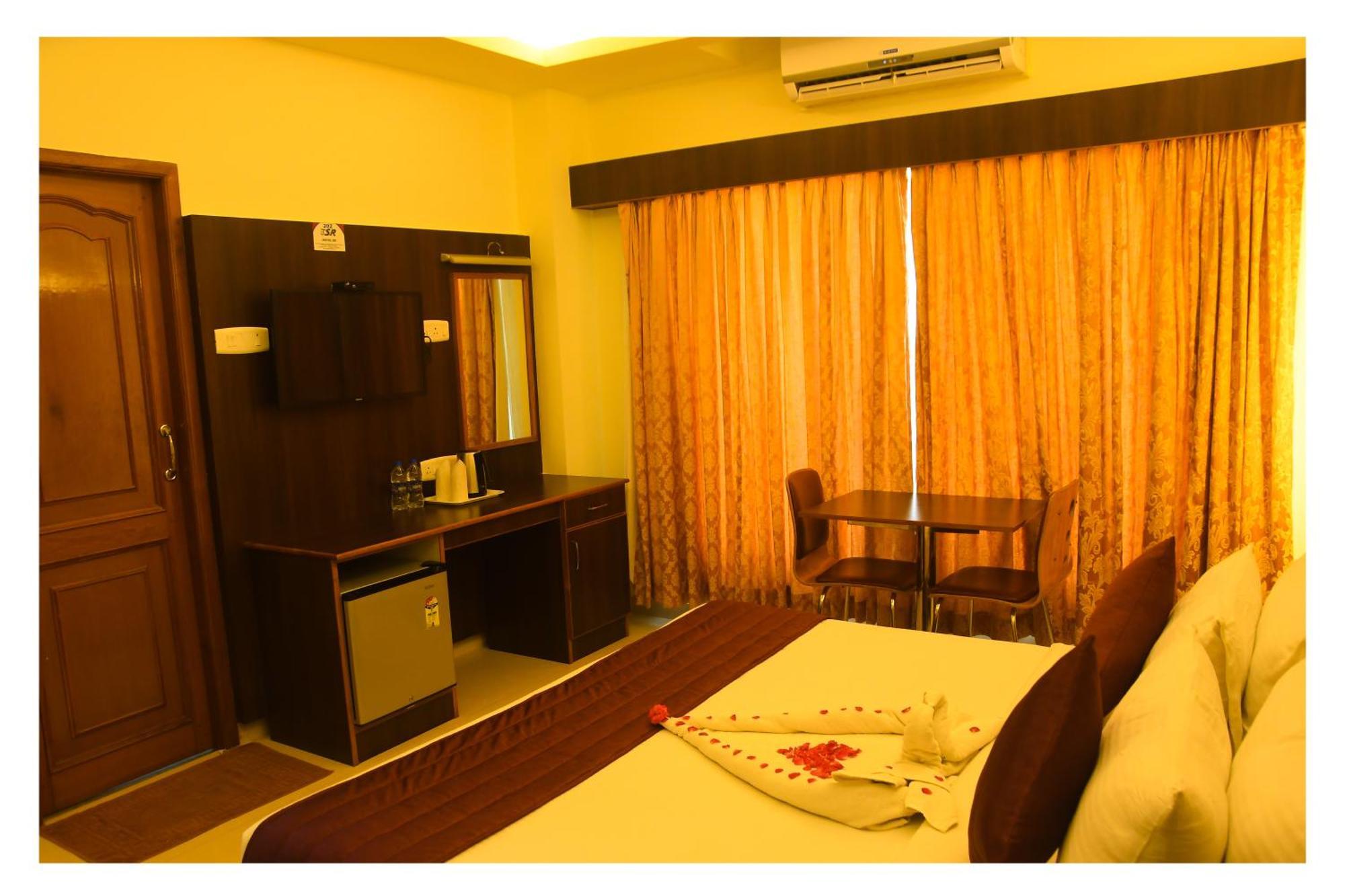 Hotel Sr Tiruchendur Thiruchendur Bagian luar foto